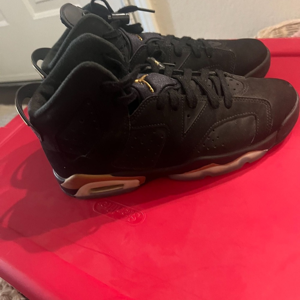 Nike Black and Gold Sneakers for Style and Comfort
